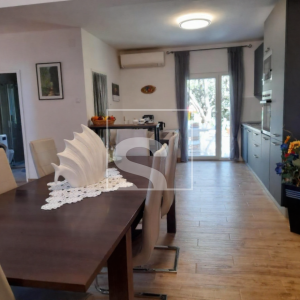 Kuća s bazenom i otvorenim pogledom na more