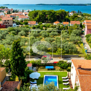 Kuća s bazenom i otvorenim pogledom na more