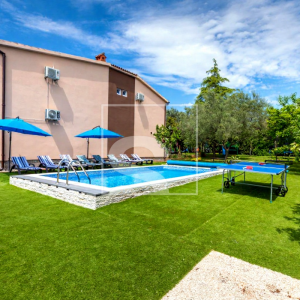 Kuća s bazenom i otvorenim pogledom na more