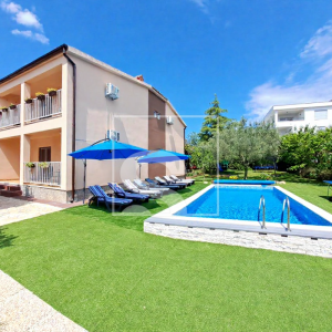 Kuća s bazenom i otvorenim pogledom na more