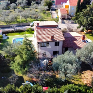 Kuća s bazenom i otvorenim pogledom na more