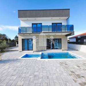 Kuća s bazenom Vir – prodaja, novogradnja blizu mora