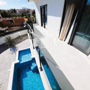 Kuća s bazenom Vir – prodaja, novogradnja blizu mora