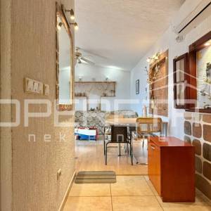 Kuća s dva stana, garažom i 3 min od mora, Rovanjska, 144 m2