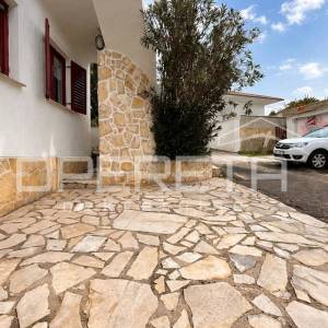 Kuća s dva stana, garažom i 3 min od mora, Rovanjska, 144 m2