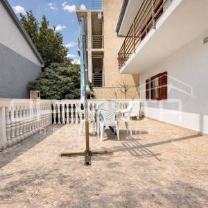 Kuća s dva stana, garažom i 3 min od mora, Rovanjska, 144 m2