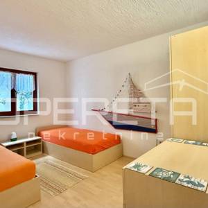 Kuća s dva stana, garažom i 3 min od mora, Rovanjska, 144 m2