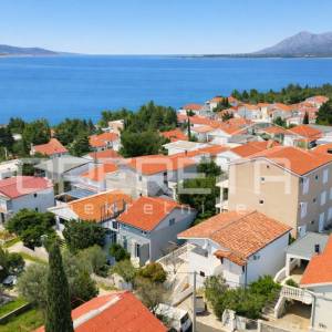 Kuća s dva stana, garažom i 3 min od mora, Rovanjska, 144 m2