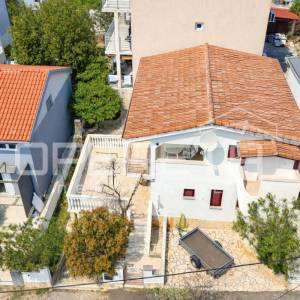 Kuća s dva stana, garažom i 3 min od mora, Rovanjska, 144 m2