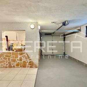 Kuća s dva stana, garažom i 3 min od mora, Rovanjska, 144 m2