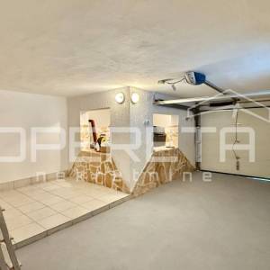 Kuća s dva stana, garažom i 3 min od mora, Rovanjska, 144 m2