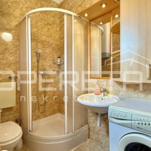 Kuća s dva stana, garažom i 3 min od mora, Rovanjska, 144 m2