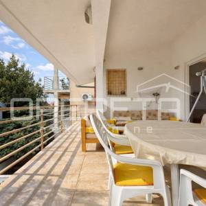 Kuća s dva stana, garažom i 3 min od mora, Rovanjska, 144 m2