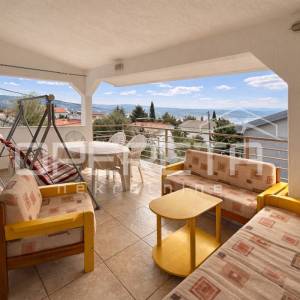 Kuća s dva stana, garažom i 3 min od mora, Rovanjska, 144 m2