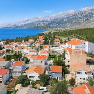 Kuća s dva stana, garažom i 3 min od mora, Rovanjska, 144 m2