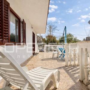 Kuća s dva stana, garažom i 3 min od mora, Rovanjska, 144 m2