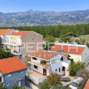 Kuća s dva stana, garažom i 3 min od mora, Rovanjska, 144 m2