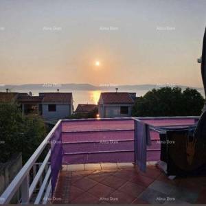 Kuća s pogledom na more u Ravni