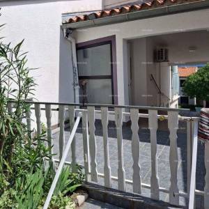 Kuća s pogledom na more u Ravni