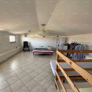 Kuća s pomoćnim objektom. Medulin. Centar.