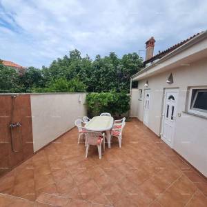 Kuća s pomoćnim objektom. Medulin. Centar.