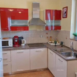 Kuća s prekrasnim pogledom na planine, terasa, vrt, roštilj i privatni parking.