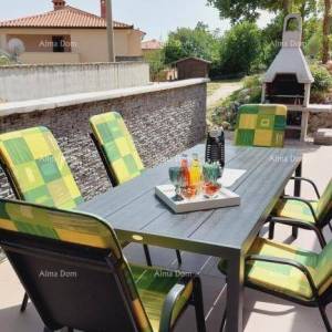 Kuća s prekrasnim pogledom na planine, terasa, vrt, roštilj i privatni parking.