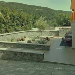 Kuća s prekrasnim pogledom na planine, terasa, vrt, roštilj i privatni parking.