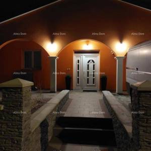 Kuća s prekrasnim pogledom na planine, terasa, vrt, roštilj i privatni parking.