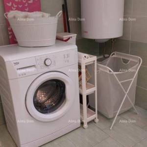 Kuća s prekrasnim pogledom na planine, terasa, vrt, roštilj i privatni parking.