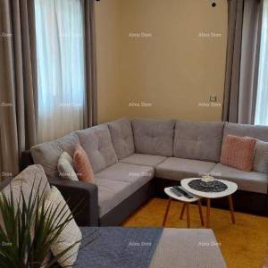 Kuća s prekrasnim pogledom na planine, terasa, vrt, roštilj i privatni parking.