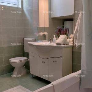 Kuća s prekrasnim pogledom na planine, terasa, vrt, roštilj i privatni parking.