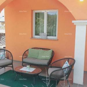 Kuća s prekrasnim pogledom na planine, terasa, vrt, roštilj i privatni parking.