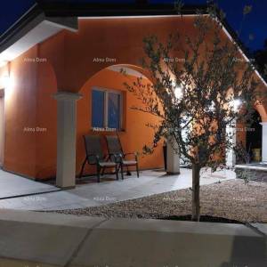 Kuća s prekrasnim pogledom na planine, terasa, vrt, roštilj i privatni parking.