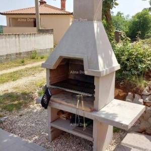 Kuća s prekrasnim pogledom na planine, terasa, vrt, roštilj i privatni parking.