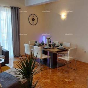 Kuća s prekrasnim pogledom na planine, terasa, vrt, roštilj i privatni parking.