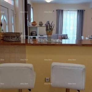 Kuća s prekrasnim pogledom na planine, terasa, vrt, roštilj i privatni parking.