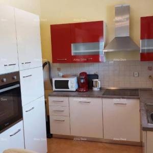 Kuća s prekrasnim pogledom na planine, terasa, vrt, roštilj i privatni parking.