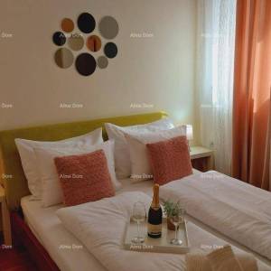 Kuća s prekrasnim pogledom na planine, terasa, vrt, roštilj i privatni parking.