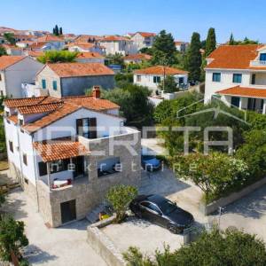 Kuća sa očaravajućim pogledom na more, 200 m2, Supetar, Brač