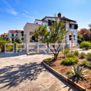 Kuća sa očaravajućim pogledom na more, 200 m2, Supetar, Brač