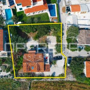 Kuća sa očaravajućim pogledom na more, 200 m2, Supetar, Brač