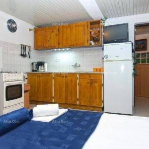 KUĆA SA TRI  APARTMANA,  MEDULIN