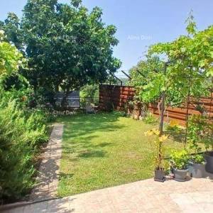 KUĆA SA TRI  APARTMANA,  MEDULIN