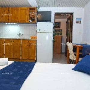 KUĆA SA TRI  APARTMANA,  MEDULIN