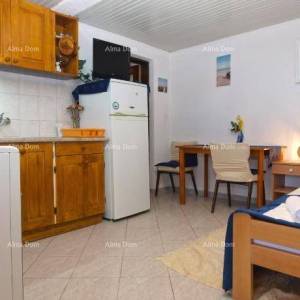 KUĆA SA TRI  APARTMANA,  MEDULIN