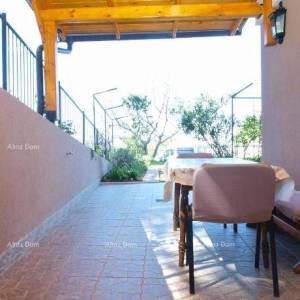 KUĆA SA TRI  APARTMANA,  MEDULIN