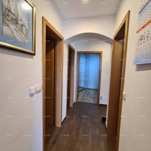 KUĆA SA TRI  APARTMANA,  MEDULIN