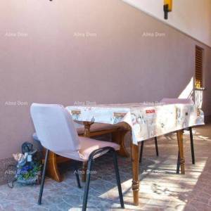 KUĆA SA TRI  APARTMANA,  MEDULIN