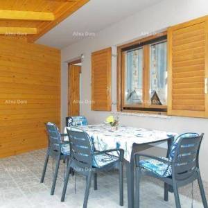 KUĆA SA TRI  APARTMANA,  MEDULIN